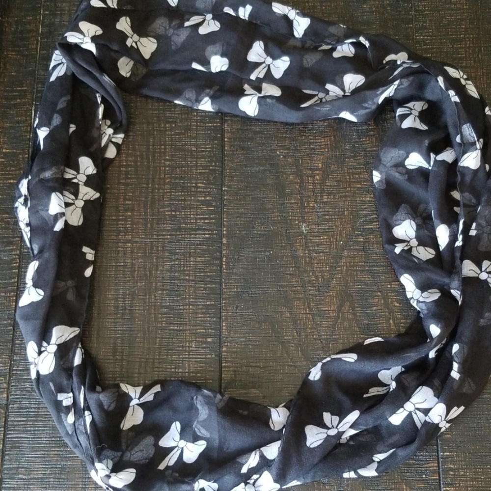 Black and white bow scarf